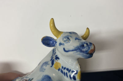 Un beurrier au couvercle en forme de vache en fa&iuml;ence polychrome de Delft, 18&egrave;me